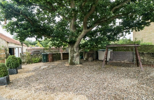 Thornton Dale Cottage | OAK TREE BARN, pet friendly, with open fire in Thornton-Le-Dale