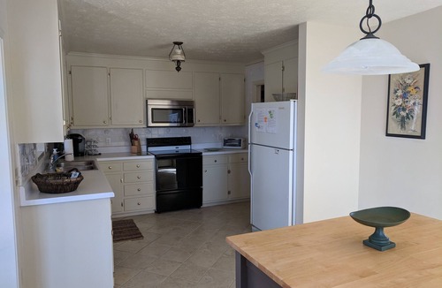 Lyndhurst House | Oak Tree Cottage: Beautiful farm with mountain views.