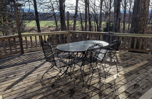 Lyndhurst House | Oak Tree Cottage: Beautiful farm with mountain views.