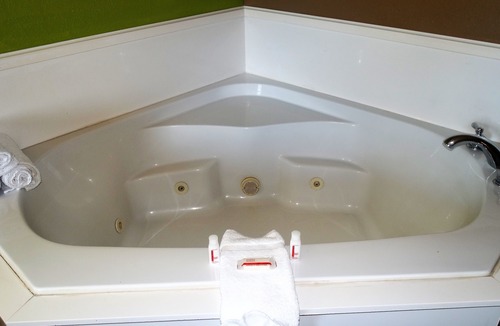 Claxton Hotel | Oak Tree Inn & Suites
