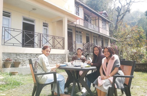 Pelling House | Oak Valley Retreat – A Cozy Homestay, Lively Hostel & Vibrant Café in the Hills!