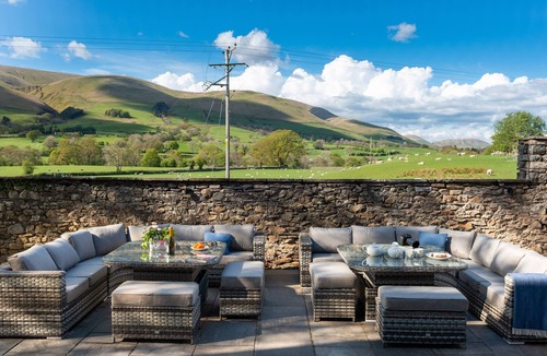 Sedbergh House | OAKDENE COUNTRY HOUSE, family friendly, with hot tub in Sedbergh