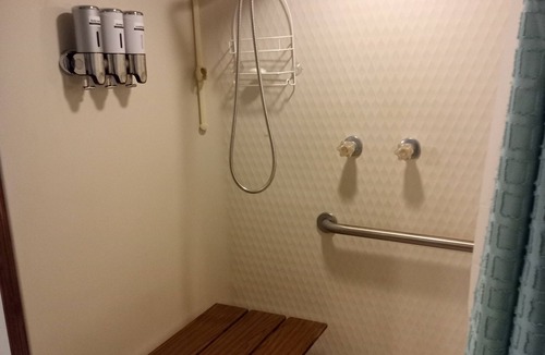 Long Beach Apartment | OakHaven Annex-Large, secluded apartment one block from beach and Walmart.