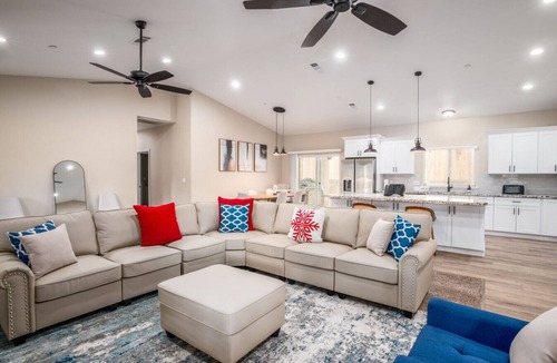 Yosemite Forks House | Oakhurst Oasis – Modern Furnishings, Hot Tub, Game Room, EV Plug, BBQ & Fire Pit, Pet‑Friendly | Sleeps 19+ | 5 Mins to Downtown