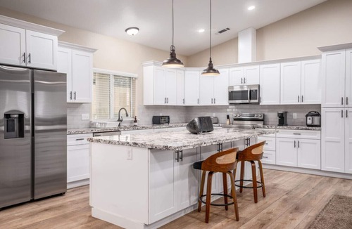 Yosemite Forks House | Oakhurst Oasis – Modern Furnishings, Hot Tub, Game Room, EV Plug, BBQ & Fire Pit, Pet‑Friendly | Sleeps 19+ | 5 Mins to Downtown