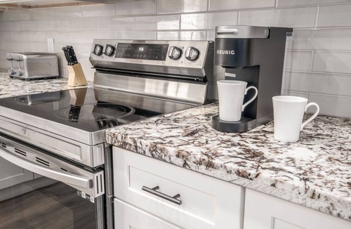 Yosemite Forks House | Oakhurst Oasis – Modern Furnishings, Hot Tub, Game Room, EV Plug, BBQ & Fire Pit, Pet‑Friendly | Sleeps 19+ | 5 Mins to Downtown
