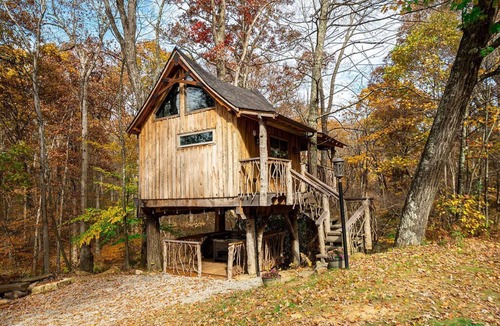 Farmington Cabin | Oakleaf Treehouse - Secluded Romantic Loft with Hot Tub & Creek