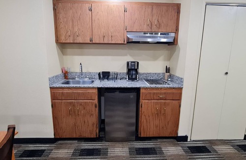 Oakridge Hotel | Oakridge Inn & Suites