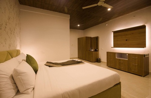 Landour House | Oakwood 302 - Elegant Private Room With Balcony at Landour, Mussoorie