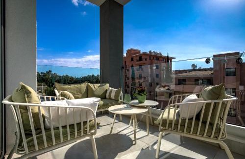 Universal Apartment | Oasis 301 Gorgeous Modern 2-Bed Complex Pool