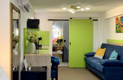 Satu Mare Apartment | Oasis Deluxe Queen Studio by Eclectic 6