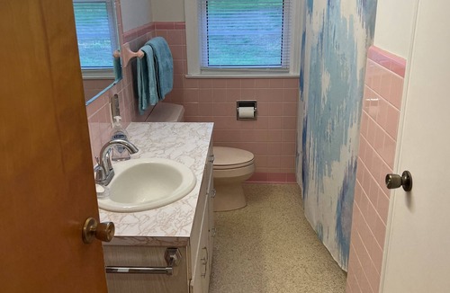 Jasper House | Oasis in the Woods. Next door to the Schnitzelbank. 0.3 miles to the Riverwalk!