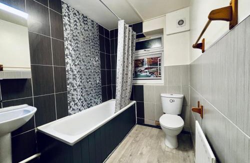 Larkswood House | Obsidian Room - shared bathroom