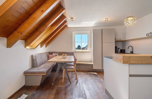 Immenstaad am Bodensee Apartment | Obst- und Ferienhof Lehle – Apartment Elstar with Shared Terrace, Garden, and Wi-Fi