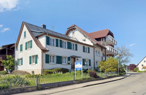 Immenstaad am Bodensee Apartment | Obst- und Ferienhof Lehle – Apartment Elstar with Shared Terrace, Garden, and Wi-Fi