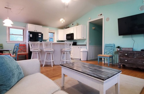 Colington Cottage | OBX Beach Xanadu - .7 miles to the beach plus HOTTUB! 🏖🏄‍♀️👙🩳🩱🩴🕶🏌‍♂️🚲