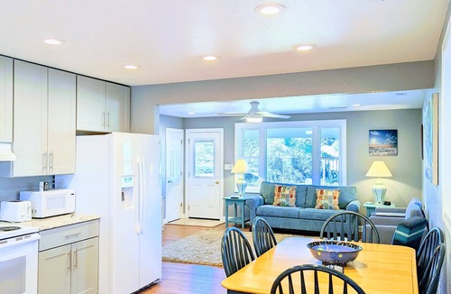 Colington Cottage | OBX TUCKED AWAY~Sound side~On canal~Kayaks~ Ground level w/ramp~Beach 1 mi~MP8