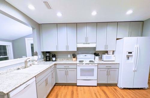 Colington Cottage | OBX TUCKED AWAY~Sound side~On canal~Kayaks~ Ground level w/ramp~Beach 1 mi~MP8