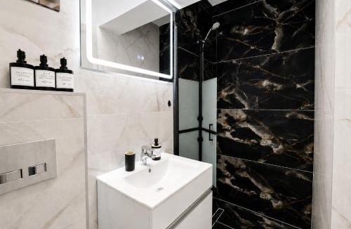 Popesti-Leordeni Apartment | Occo by the Pool