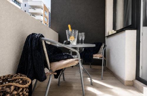 Popesti-Leordeni Apartment | Occo by the Pool