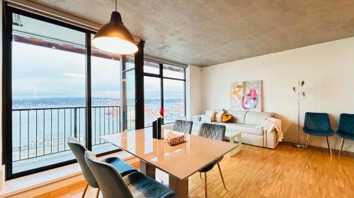 Gastown Apartment | Ocean and Mountain View Home - Downtown Vancouver