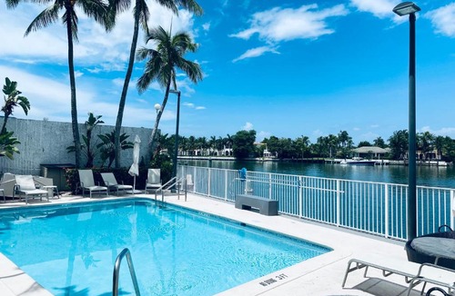Mid Beach Apartment | Ocean & Bay Views 2BR 2BA Beach Condo! Parking
