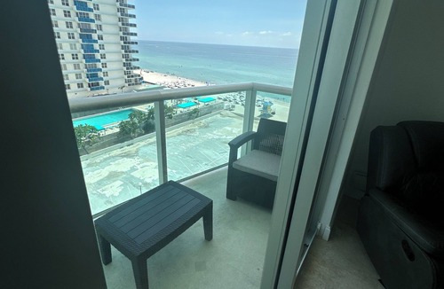 Hollywood South Central Beach Condo | Ocean Beach Front Condo Hollywood with WiFi, Gym, Heated Pool 24 hour concierge