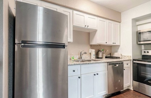 Greater Heights Apartment | Ocean Blue 1Bed Apt Free Parking 9 min Downtown