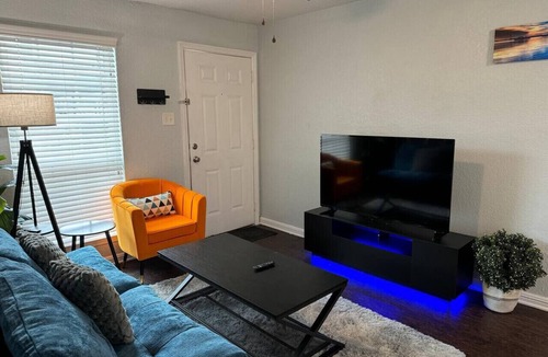 Greater Heights Apartment | Ocean Blue 1Bed Apt Free Parking 9 min Downtown