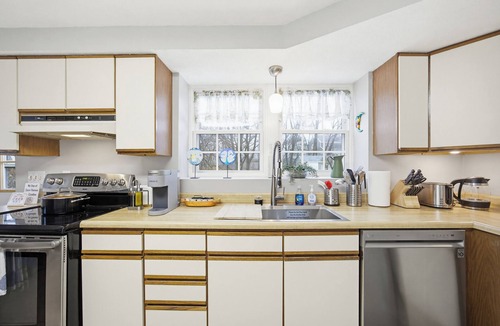 Gloucester Apartment | Ocean Breeze/8-Minute Walk to Beach