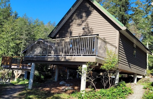 Irvines Landing Cabin | Ocean Breeze Bungalow: Relax by the Waterfront with Modern Comfort and Scenic Views