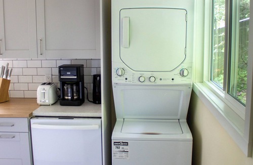 Salt Spring Island Cottage | Ocean Breeze Cottage — Salt Spring Island. Peaceful, Nr. Town, Beaches, Lakes⭐