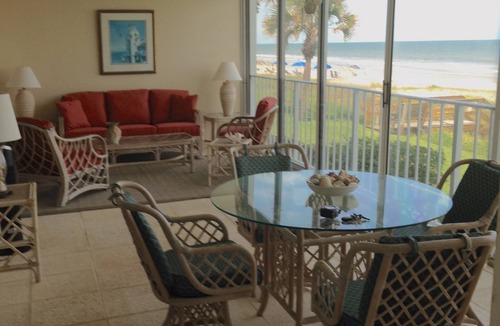 Sawgrass Condo | ’Ocean Breeze'.Steps to the beach, Spacious 1st floor!