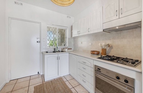 Cottesloe Apartment | Ocean Breeze – Walk to Cottesloe Beach, light-filled coastal apartment