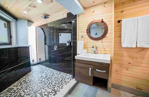 Long Beach Estates House | Ocean Depth Room Barnacle bed and breakfast Suite