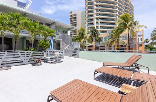 South Beach Condo | Ocean Drive Comfy apt, w/2 Queen Beds by the Beach