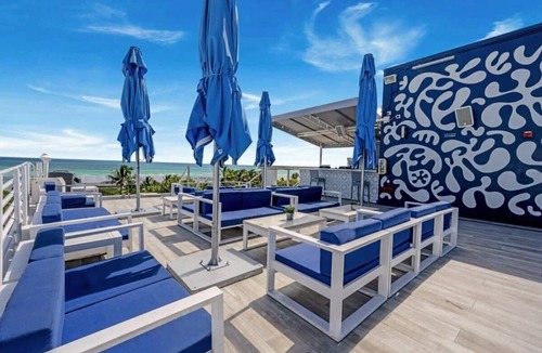 South Beach Condo | Ocean Drive Studio, Roof top Pool and Bar