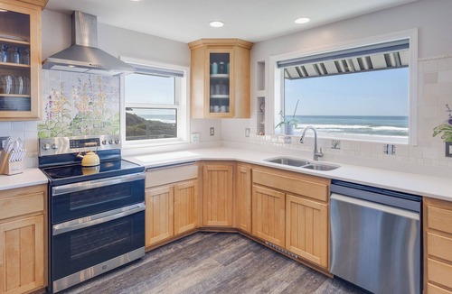 Yachats House | Ocean Front Home! Sleeps 12! Five Bedrooms + Guest Cottage! Hot Tub!