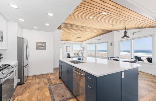 Kiwanda Shores House | Ocean Front House - Gorgeous Views - The Beach is Your Backyard!