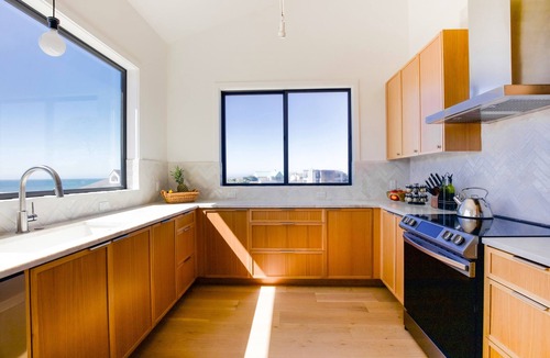 Bandon House | Ocean Front Luxury Home, 3 enSuites, Hot Tub! Pets OK! Golf! Incredible Views!