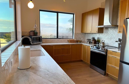 Bandon House | Ocean Front Luxury Home, 3 enSuites, Hot Tub! Pets OK! Golf! Incredible Views!
