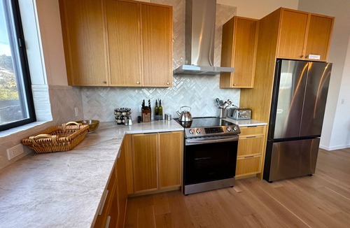 Bandon House | Ocean Front Luxury Home, 3 enSuites, Hot Tub! Pets OK! Golf! Incredible Views!
