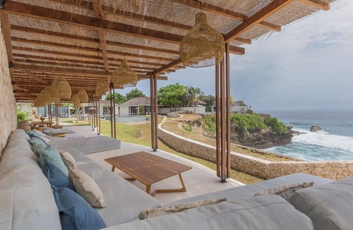 Mushroom Bay Villa | Ocean Front Majestic and Eco-Friendly 6 BDR villa in Nusa Lembongan, Bali