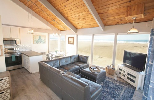 Kiwanda Shores House | Ocean Front.Sand in your toes getaway!