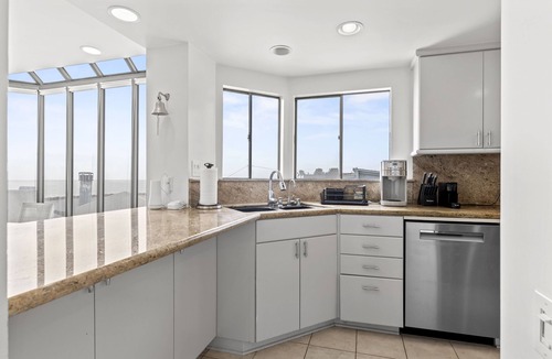 Sand Section Condo | OCEAN FRONT + TOP FLOOR, 4 BEDROOM MANHATTAN BEACH HOUSE