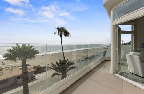 Sand Section Condo | OCEAN FRONT + TOP FLOOR, 4 BEDROOM MANHATTAN BEACH HOUSE