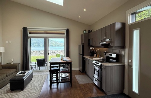Port Renfrew Apartment | Ocean Front Vacation Suite - The Whale's Tale