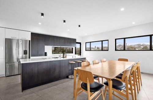Jan Juc House | Ocean Golf Course and Parkland Views 250m to Sand