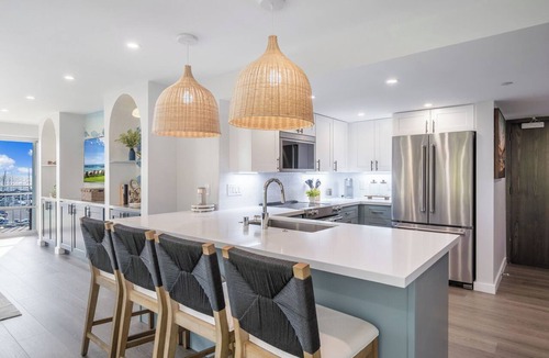 Waikiki Condo | Ocean, Marina, and Pool View 2BD Corner Unit w/AC at the Ilikai Hotel
