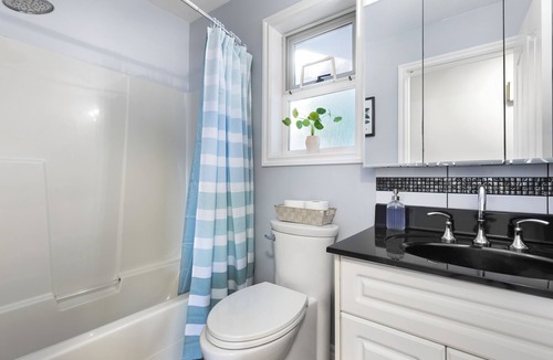 Regional District of Nanaimo Villa | Ocean & Mountain View Villa! Center location! Entire house for groups! Sleep 14